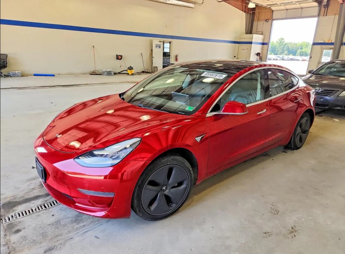 Розмитнення Tesla з США: як розрахувати вартість авто